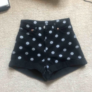  - snygga prickiga shorts från monki, har inte använt dom så mycket. frakt blir ungefär 60 och köparen står för frakten🥰