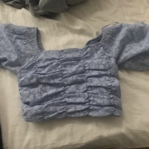 Croptop blå - En blå croptop från pill&bear knappt använd som ny. Personen som köper står för frakten