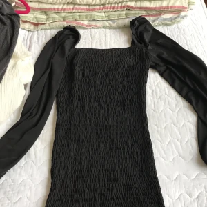 Klänning - En svart klänning från gina! Tajt och sitter perfekt! Storlek S