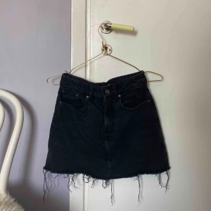 Kjol från Zara - Säljer denna kjol från Zara, såå fin men tyvärr är den för liten för mig. Jättebra och fint skick och sparsamt använd! 