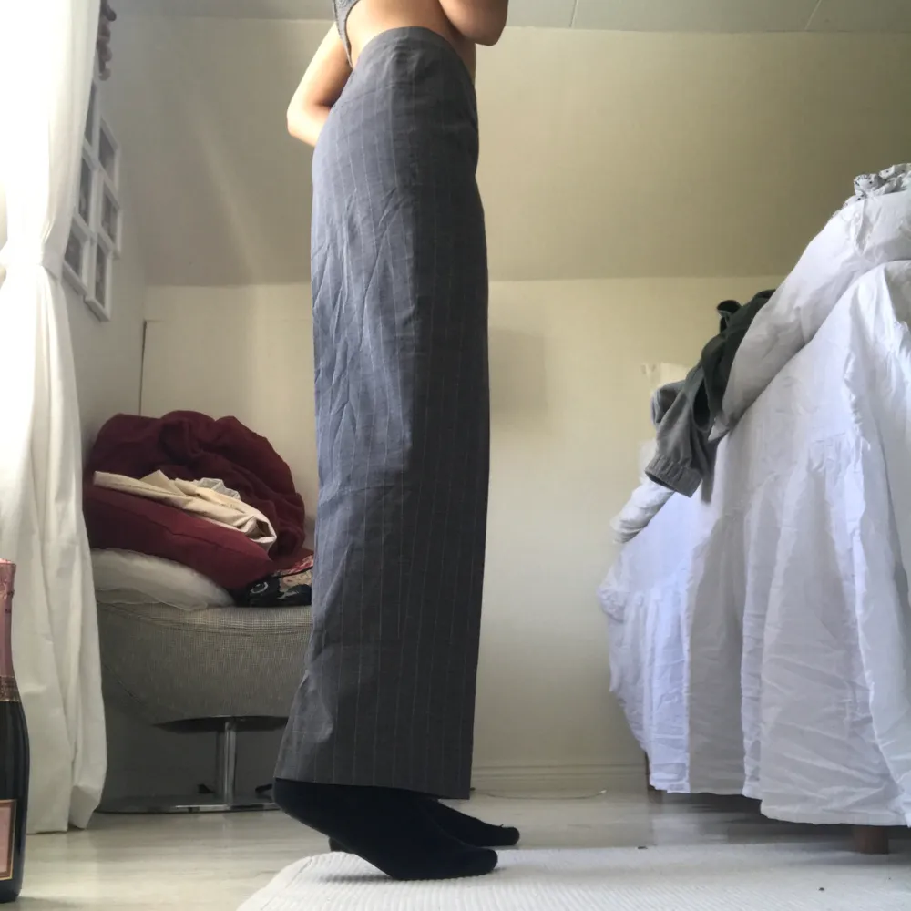 Gråa randiga kostymbyxor från Humana. Står inte storlek men skulle säga S-M. Sista bilden visar hur dem sitter på mig i längden, jag är 169cm. Dem stängs med hjälp av dragkedja vid sidan. ✌🏽. Jeans & Byxor.