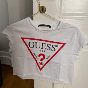 Guess cropped T-shirt size xs - original price: 500 sek, in new condition 