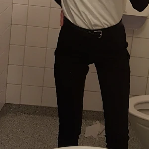 Kostymbyxor, Ver Moda - Svarta svinsnygga kostymbyxor (se detaljer på sista bilden)! Endast använda ett par gånger, så de är som nya! Storlek XXS/32, men fungerar om man har XS också. Kan mötas upp i Uppsala/Stockholm, alternativt skicka mot fraktkostnad.🥰