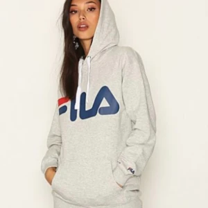 Grå Fila hoodie  - Grå Fila hoodie i fint skick. Säljer den eftersom jag inte får någon användning av den. Köparen står för frakt. Hör av dig om du har några frågor :) 