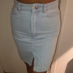 Ljusblå jeanskjol  - Ljusblå jeanskjol från NA-KD i storlek 34, prislapp kvar 💕