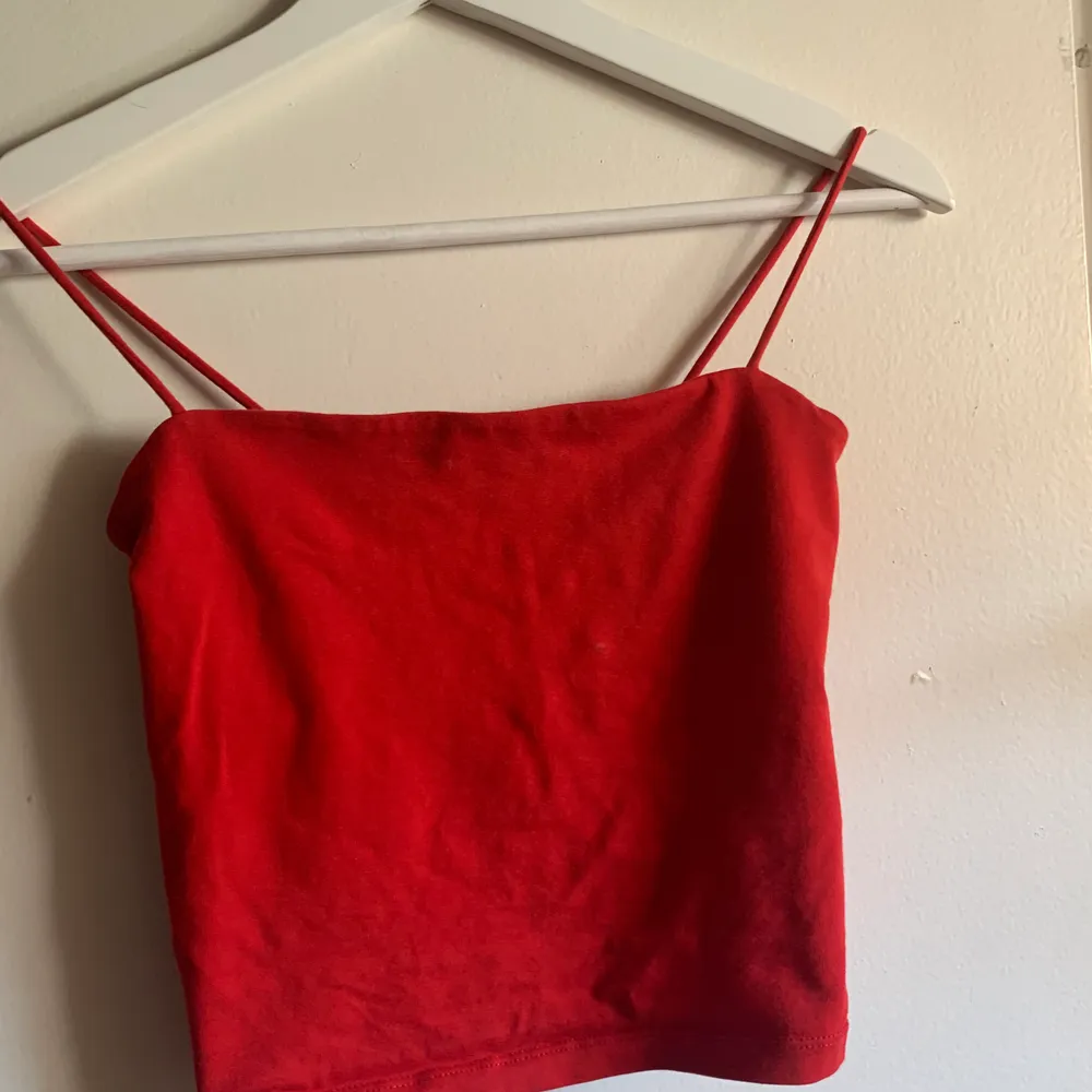 Ett rött linne från Gina tricot i bra skick, använt max 5 gånger! Säljer pågrund av för litet för mig. Toppar.