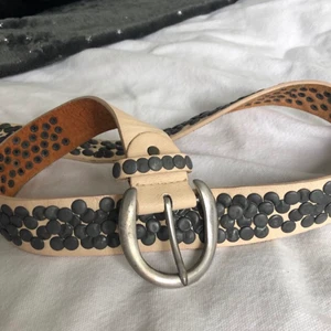 Äkta läderskärp - 🌟Äkta bälte i läder i färgen Biege med nitar             🌟Storlek 80🌟 Finns att hämta i Helsingborg och Borås 💛 frakt ingår ej