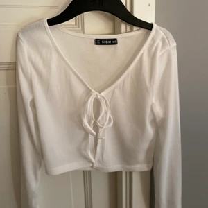 Topp - Helt ny topp som jag aldrig använt. Säljer pga att den är förliten. Lite croppad superfin😊             40kr frakt😃