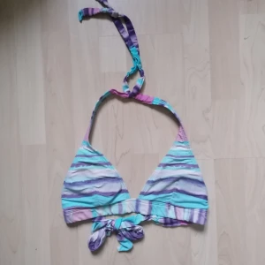 Jättefin baddräkt - En jättefin baddräkt med "spännen" på sidorna💖 Man knyter jättefint på överdelen båda vid ryggen och nacken💖 storlek S men skulle nog även passa en liten M💖