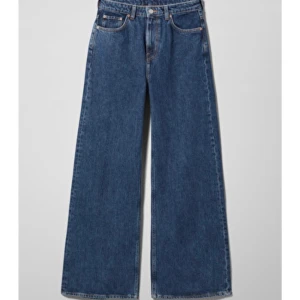 Bershka wide jeans - Säljer mina älsklingsbyxor som tyvärr blivit för små😢 Lite mer vida än på bilderna! Köpta för 400 men har ett litet hål längst ner så därför priset