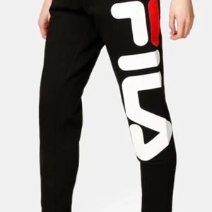 Fila mjukisbyxor - Snygga mjukisbyxor från fila som sitter sjukt snyggt, köpta från junkyard för 549kr✨ Använda 2ggr (nyskick) och säljes på grund av att jag har för många☺️ Storleken är XS men passar mig som vanligtvis har S/M, fler bilder kan ordnas😄Frakt betalar köparen💞