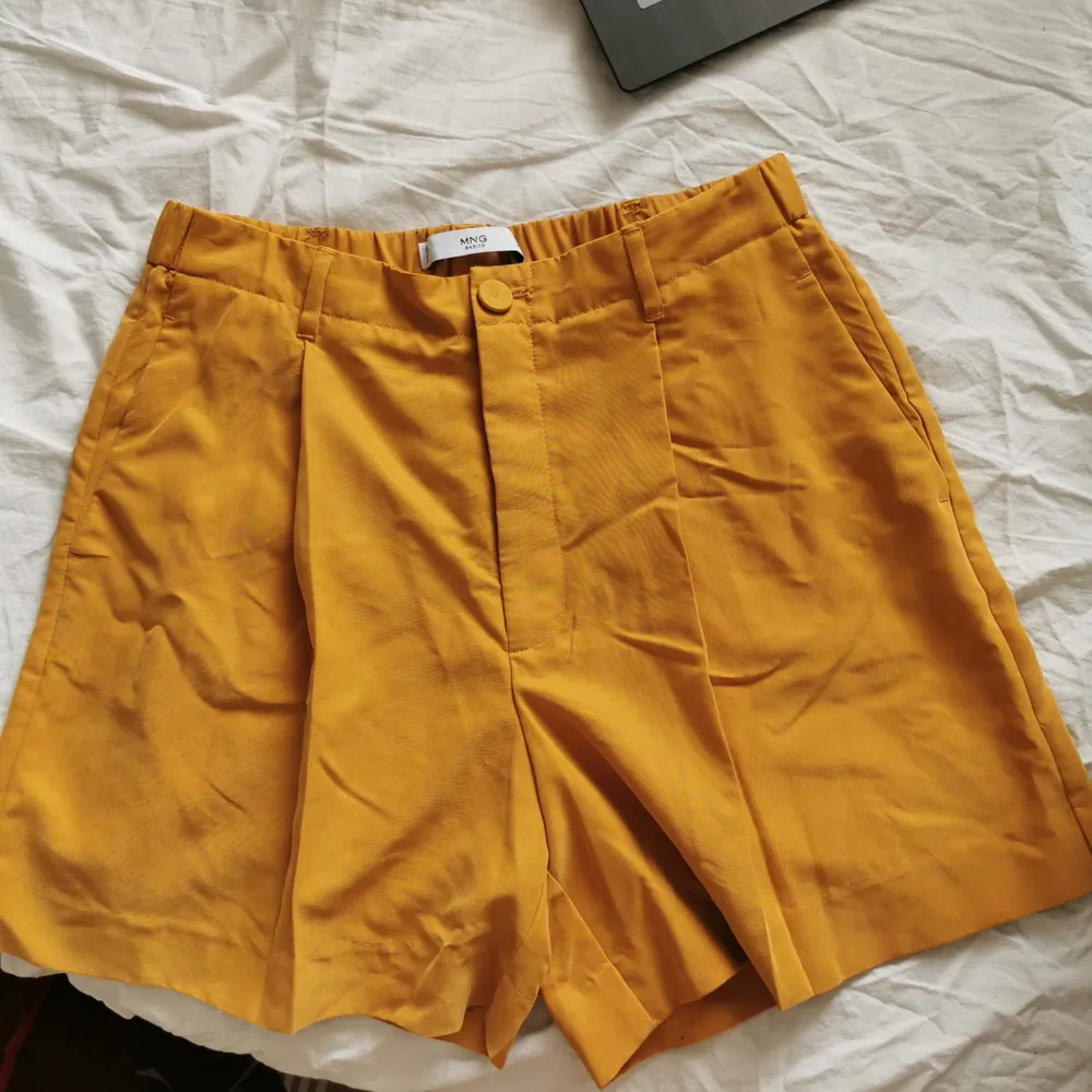 Otroligt fina tailroed shorts från Mango. Svåra att få snygga på bild, behöver strykas också. Mjuk typ lite glansigt material. . Shorts.