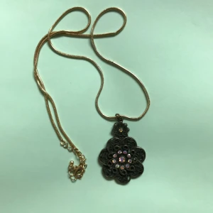 halsband  - superduper fint halsband med blomma! 