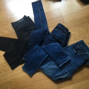 tajta jeans - dem svarta(längst till vänster) är i storlek L, dem i mitten är i storlek S, modell snake och är högmidjade. dem längst till höger är i storlek M och är modell skinny. den längst till höger och den till vänster är lågmidjade. 75 för allihop eller 30 st