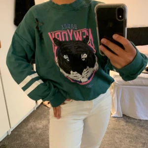 Grön sweatshirt - Fin grön sweatshirt med tryck från ginatricot, storlek S!💗🌸