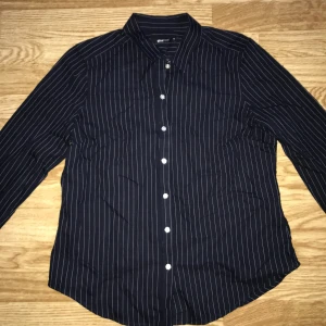 Shorta - Mörkblå randig shorta från Gina Tricot. Aldrig använd.