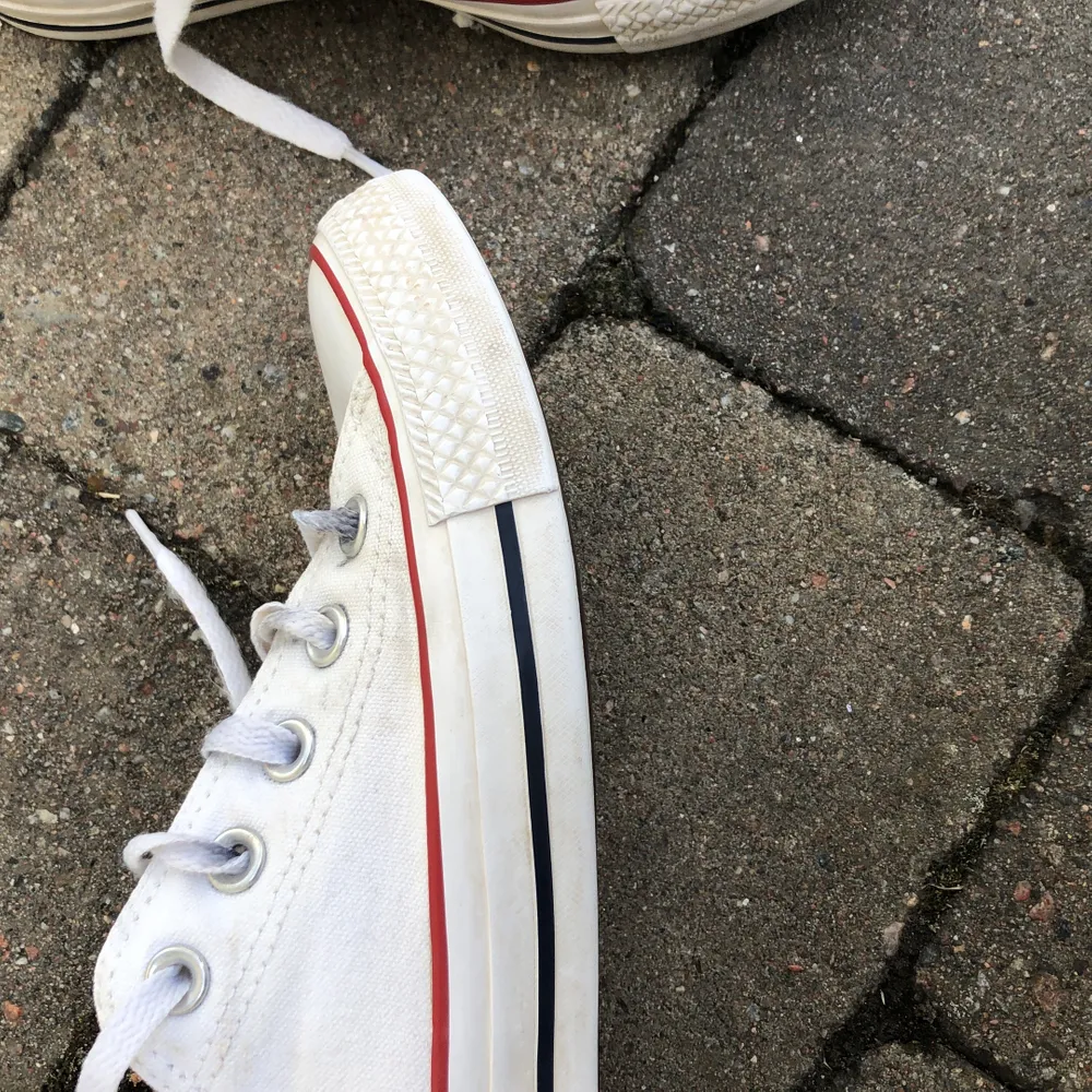 Låga, vita converse. Använda fåtal gånger men inget slitage. Frakt 88kr💕. Skor.