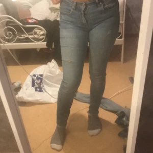 ripped Jeans från ZARA - jeans från zara använd bara några gånger men är i jätte bra skick 