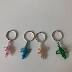 Säljer små nyckelringar av pärlor i form av krokodiler som jag har gjort. De finns i rosa, grönt, champagne och blått. I priset 25 kr/st ingår frakt.