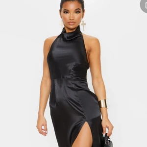 Svart satinklänning - Svart satinklänning från prettylittlething, aldrig använd, storlek 6. I priset ingår frakt. (Bilderna är från hemsidan) 💕