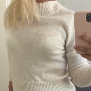 Exklusiv vit stickad  - Exklusiv vit ”stickad” tröja i nyskick strl xs. Nypris 700kr från crocker, pris nu kan diskuteras! 🤩 låg och snygg polokrage! 💘 varm och mysig till sena sommarkvällar!