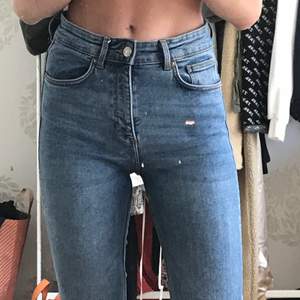 Sparsamt använda jeans från zara! Slutar lite över ankeln på mig (som är 165) och har utsvängd/fransig detalj (se bild). Säljer då de sällan kommer till användning😕 frakt tillkommer! Skriv för bättre bilder🤗