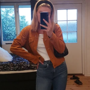 Manchesterjacka  - Orange manchesterjacka från carlings i storlek M. Använd få gånger och är som ny i skicket. Passar även xs och s i storleken beroende på vilken passform man vill ha. Köparen står för frakten. 