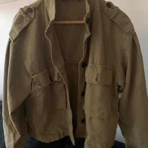 Grön jacka från Zara - Säljer min fina jeans jacka från zara. Väldigt bra skick. Storlek S
