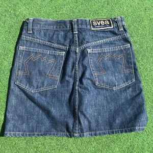 Jeanskjol! - Såå söt jeanskjol med y2k feeling! Tyvärr liite liten på mig men önskar att den passade😓