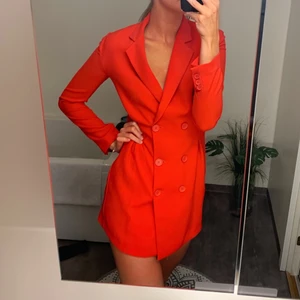 Röd blazer dress  - Blazer klänning ifrån Chiquelle. Använd 1 gång. Liten i storleken. Frakt tillkommer