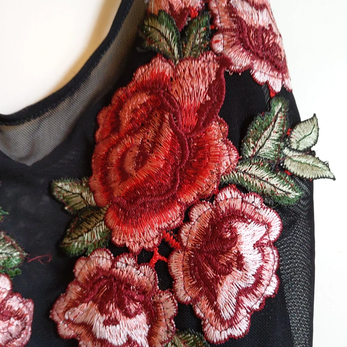 Mesh Body med broderade blommor - 90