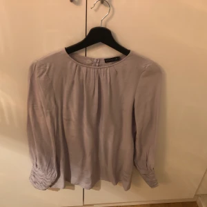 Blus från STOCKH LM | 34 - Jättefin blus från STOCKH LM/MQ i en ljuslila färg. Säljes för att den inte passade min kropp. Inköpt under april 2020. Pris kan diskuteras vid snabb affär. 
