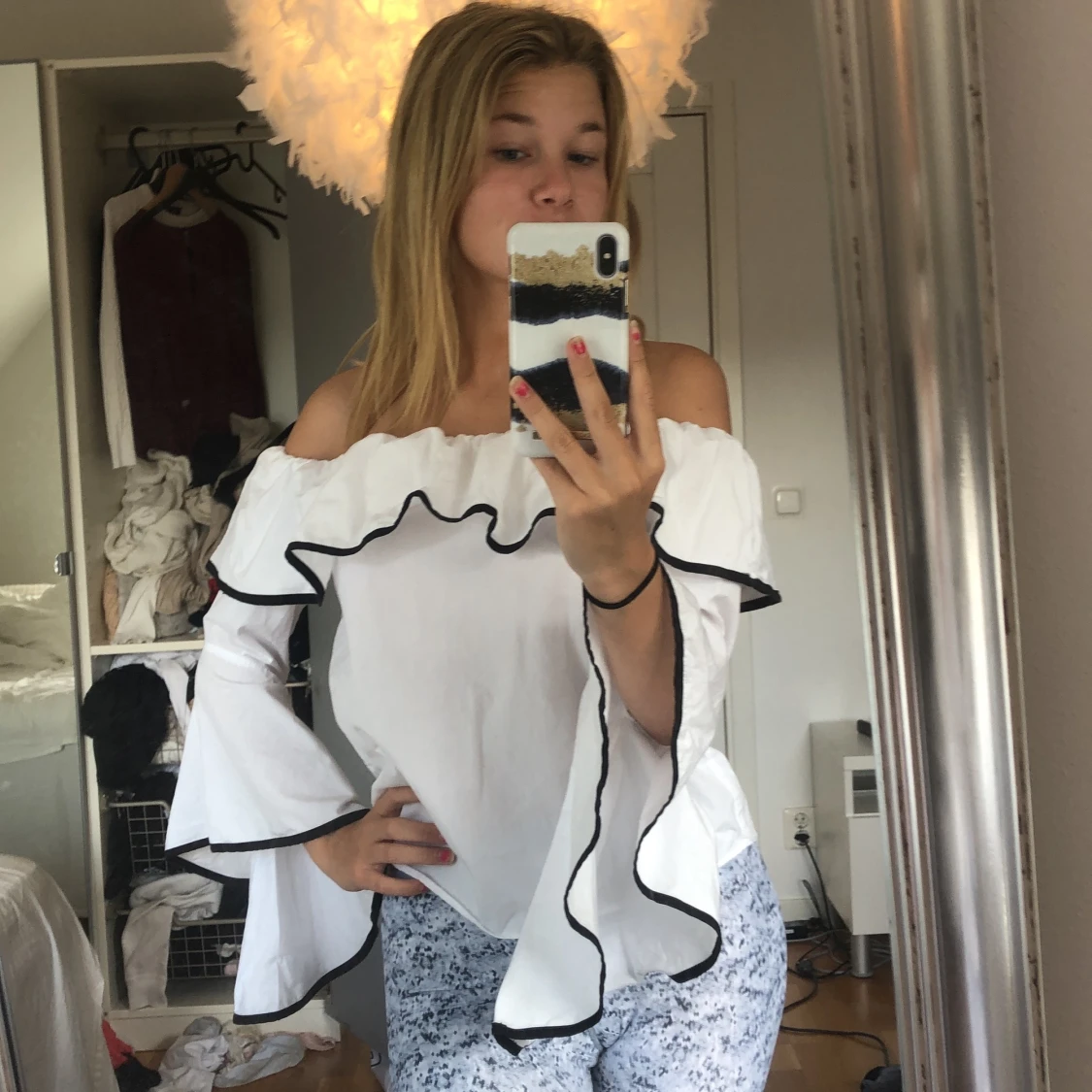 Vit blus med svarta detaljer i xs - 90