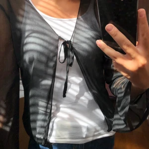 Svart gullig cardigan i mesig material🖤🤩 - Vintage svart cardigan med snöre man knyter framtill☺️🖤I storlek S, köpt från märket VILA🤍Väldigt trendig, passar till alla jeans😆Frakt tillkommer, bud från 30kr😊