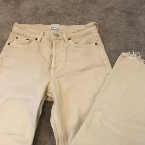 Jeans  - Super snygga zara jeans som tyvärr är försmå för mig!🌸 