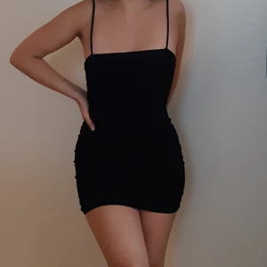 Ruched mesh klänning strl 8  - Ruched mesh klänning från pretty little thing i strl 8 motsvarar stlr 36 eu oanvänd med lappar på (hämtas/ köparen står för frakten)