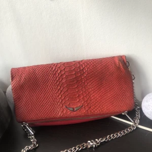 Zadig väska - Zadig väska inköpt sommaren 2018, nypris 4000. En liten ”Knut” på kedjan som tydligen enkelt ska gå o fixa