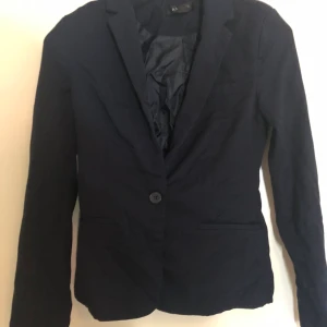 Kavaj storlek XS/S - Mörkblå figurnära kavaj. Kavajen är lite skrynklig men jag stryker självklart den om någon köper. Köparen står för frakt