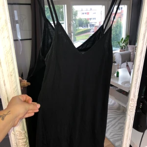 Klänning från boohoo - Klänning i helt fin skick från boohoo, spagettiband och perfekt att ha under en blazer 