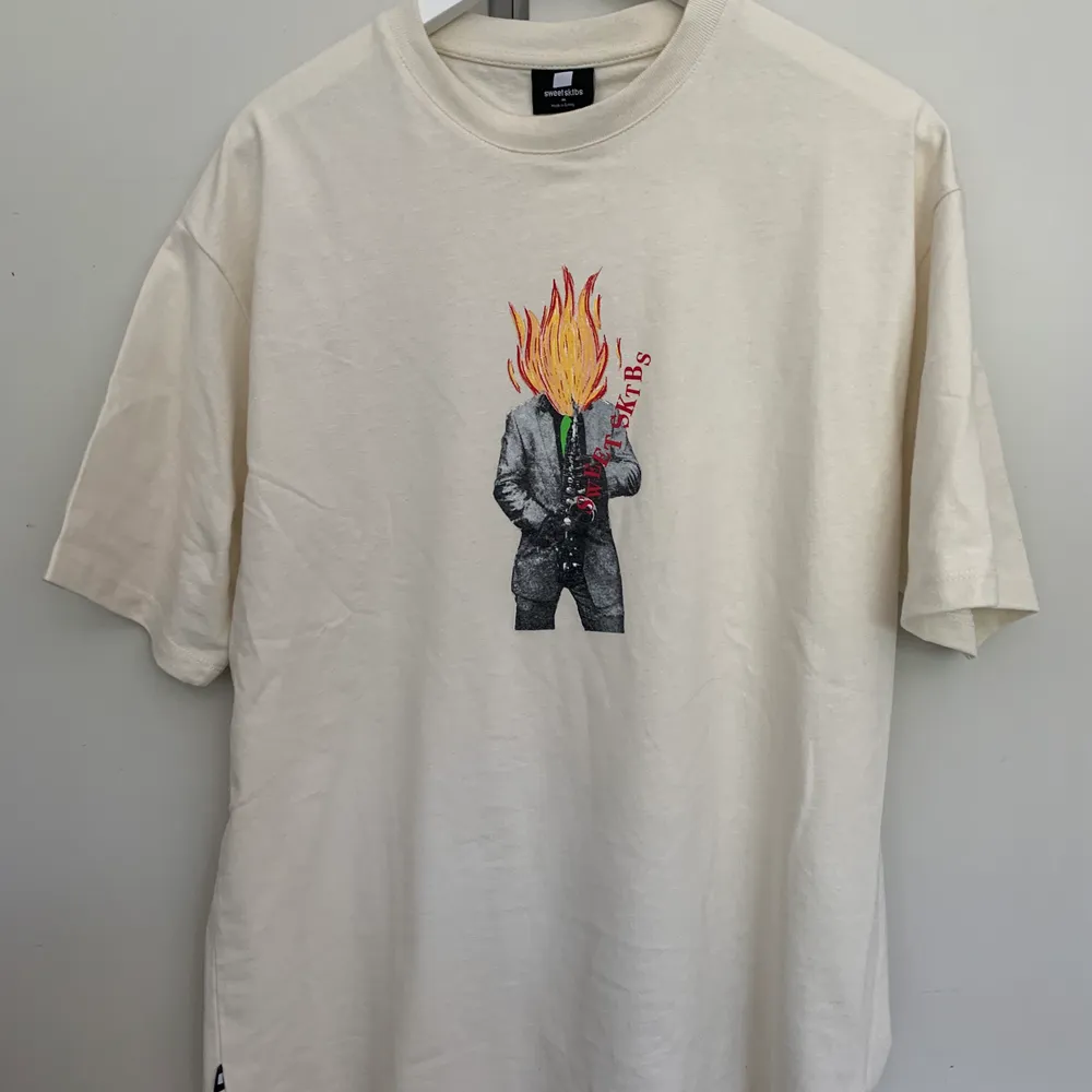 Tshirt från sweet sktbs i storlek M. Köpt på junkyard för 299 kr, nästan helt oanvänd. . T-shirts.