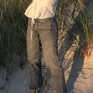 Momjeans - Gråa momjeans som är fransiga nedtill från Zara. Säljer då de blivit för små. Köpta våren 2019 och är i mycket fint skick. Normala i storleken. Köparen står för frakten! 