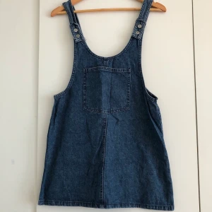 Pull&Bear jeansklänning strl S - Jeansklänning från märket Pull&Bear i bra skick i strl S. Sälj pga för liten. Köparen står för frakten. 
