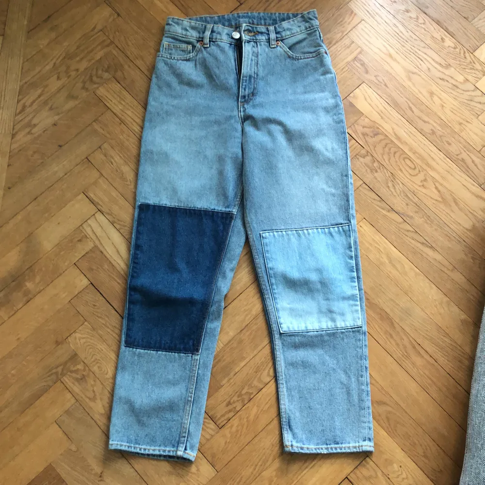 Ljusa jeans från Monki i strl 25, modell Taiki high waist balloon leg. Säljs pga för små. Köparen står för frakten. . Jeans & Byxor.