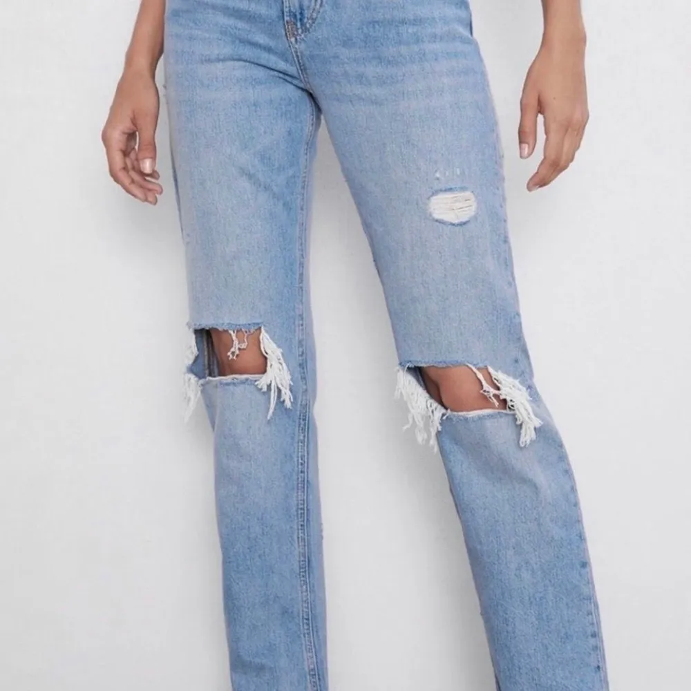 Söker dessa jeans från Zara! Jag vill ha de i storlek 36, säg till om du har ett par som du vill sälja❤️. Jeans & Byxor.