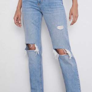 Söker dessa jeans från Zara! Jag vill ha de i storlek 36, säg till om du har ett par som du vill sälja❤️