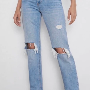 Zara jeans - Söker dessa jeans från Zara! Jag vill ha de i storlek 36, säg till om du har ett par som du vill sälja❤️