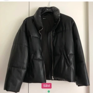 Puff jacka - Fin puffjacka men ångrade mig när jag fått hem den så tänkte se ifall någon vill köpa❤️ hör av er!!