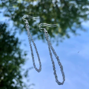 Örhängen med tunna kedjor  - Silvriga handgjorda örhängen med smala, dubbla kedjor. Nickelfria! 🥰 Köparen står för frakt på 10 kr