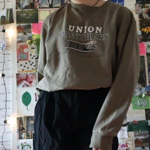 Tjockare tröja - En väldigt mysig tröja. Second hand så välanvänd vilket kan märkas på tyget men inget som påverkar plagget. Köparen står för frakt. 😄💛 Kontakta mig vid oklarheter eller frågor. Kan mötas upp i Göteborg eller skickas. 