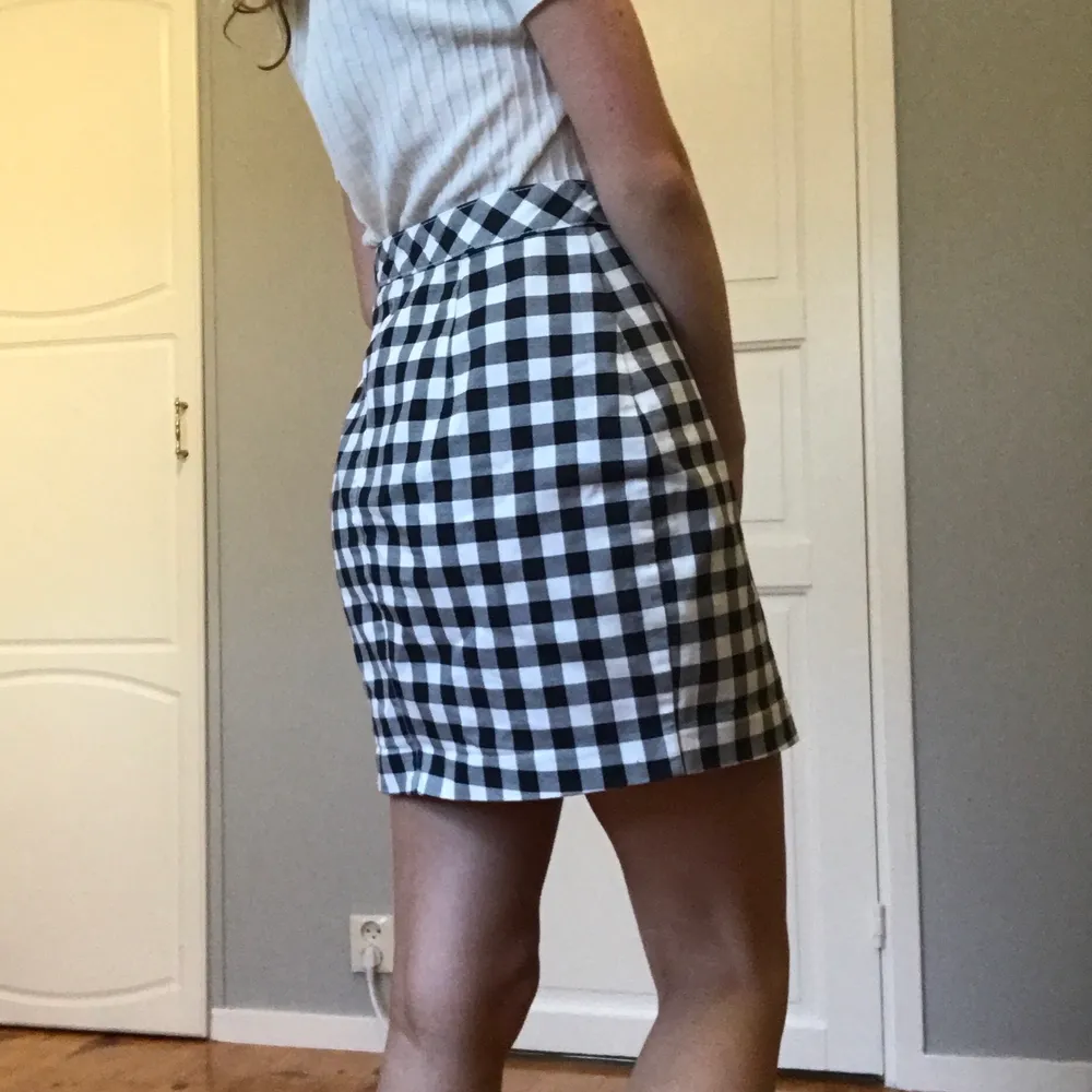 Rutig kort kjol från h&m med knappar som går hela vägen ner. Passar bra nu på sommaren ☺️ Frakt ingår i priset. Kjolar.